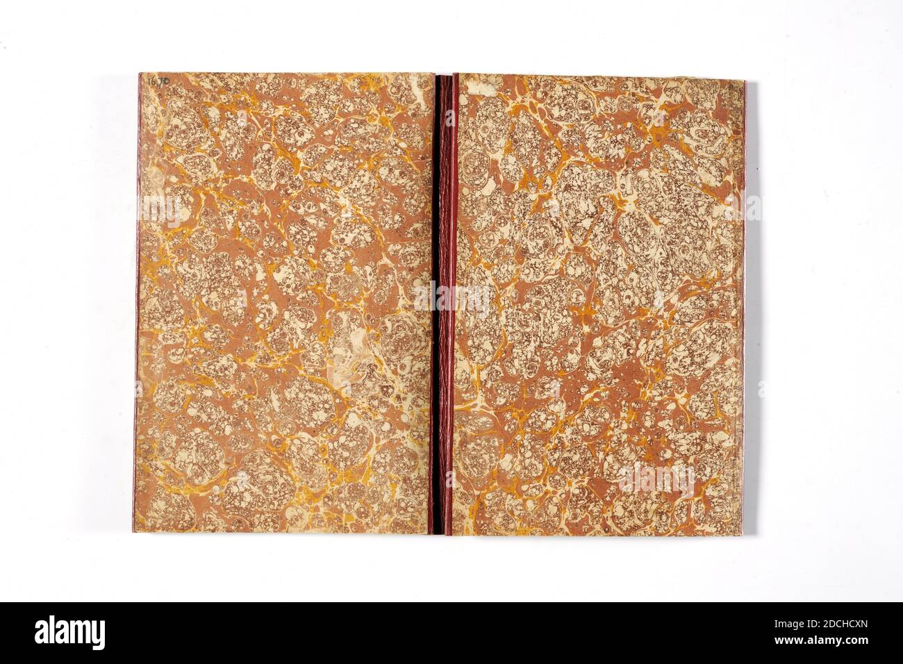 Livre d'échantillons, Anonyme, dernier quart du XVIIIe siècle, maroc, tissu, carton, encre, papier, portefeuille avec échantillons de tissu. Le portfolio contient une couverture en cuir rouge marocain imprimée avec des ECHANTILLONS DE LA FABRIQUE DE DRAPS A LEIDE. Le portefeuille se compose de huit volets avec différents échantillons de tissu, à gauche avec douze échantillons chacun et à droite avec dix-huit, douze et 22 échantillons chacun. Au-dessus des échantillons sont les inscriptions Draps Extra supra fins, couleurs de mode Unies, draps couleurs de mode Mellées, Extra supra fins, draps de Berrij, draps Ratinees, Drap de Castor, Drap de Vigone, draps bleus Banque D'Images