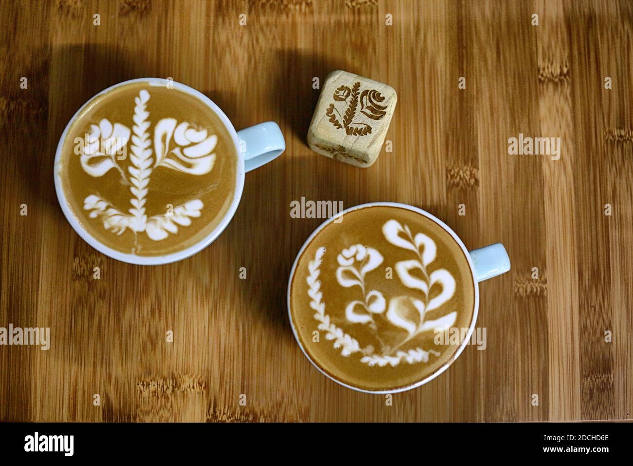Latte art dés et latte art sur table en bois Banque D'Images