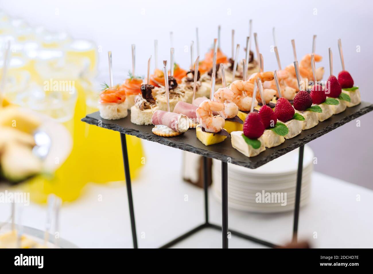 Différents en-cas légers sur le plateau à la table lors du mariage fête Banque D'Images