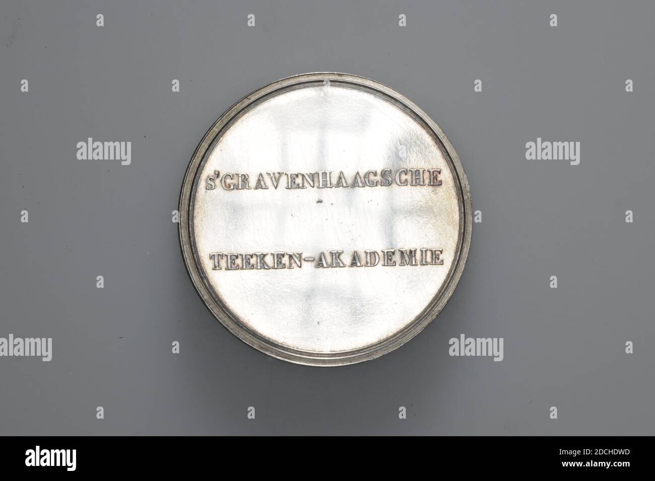Médaille du prix, Anonyme, 1845, général: 4.2 x 0.3cm (42 x 3mm), poids: 30g, médaille d'argent, frappée par l'Académie de dessin la Haye pour A.H. Bakker-Korff, 1845. À l'avant se trouve l'inscription S 'GRAVENHAAGSCHE TEEKEN-AKADEMIE. Au dos, à l'intérieur d'une couronne de Laurier, avec un noeud au bas au milieu, se trouve l'inscription gravée de A.H. Bakker-Korff Class Anatomie 1844-1845. La médaille a un bord de frilled, 1940 Banque D'Images