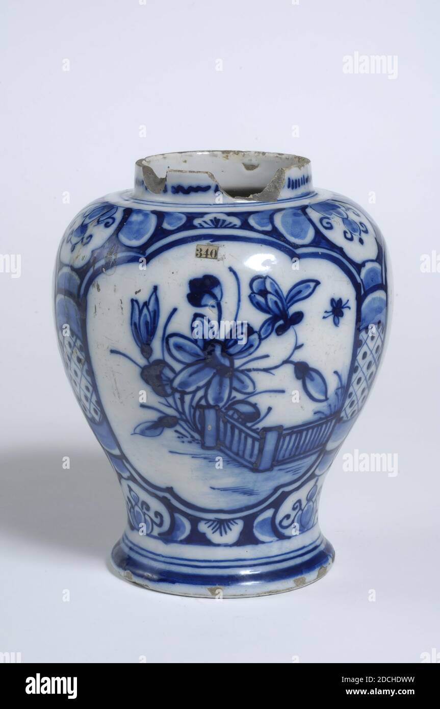 Pot, Anonyme, XVIIIe siècle, glaçure d'étain, faïence, général: 18.5 x 15cm (185 x 150mm), Pot de faïence jaune, recouvert d'un vernis blanc d'étain et peint en bleu sous-glaçure. Décoré de trois touches, rempli de plantes à fleurs près d'une clôture. Autour des cartouris stylisés motifs floraux et des fenêtres. Il y a probablement un couvercle avec le bol, il est manquant. Indiqué en bas par un 8, 1884 Banque D'Images