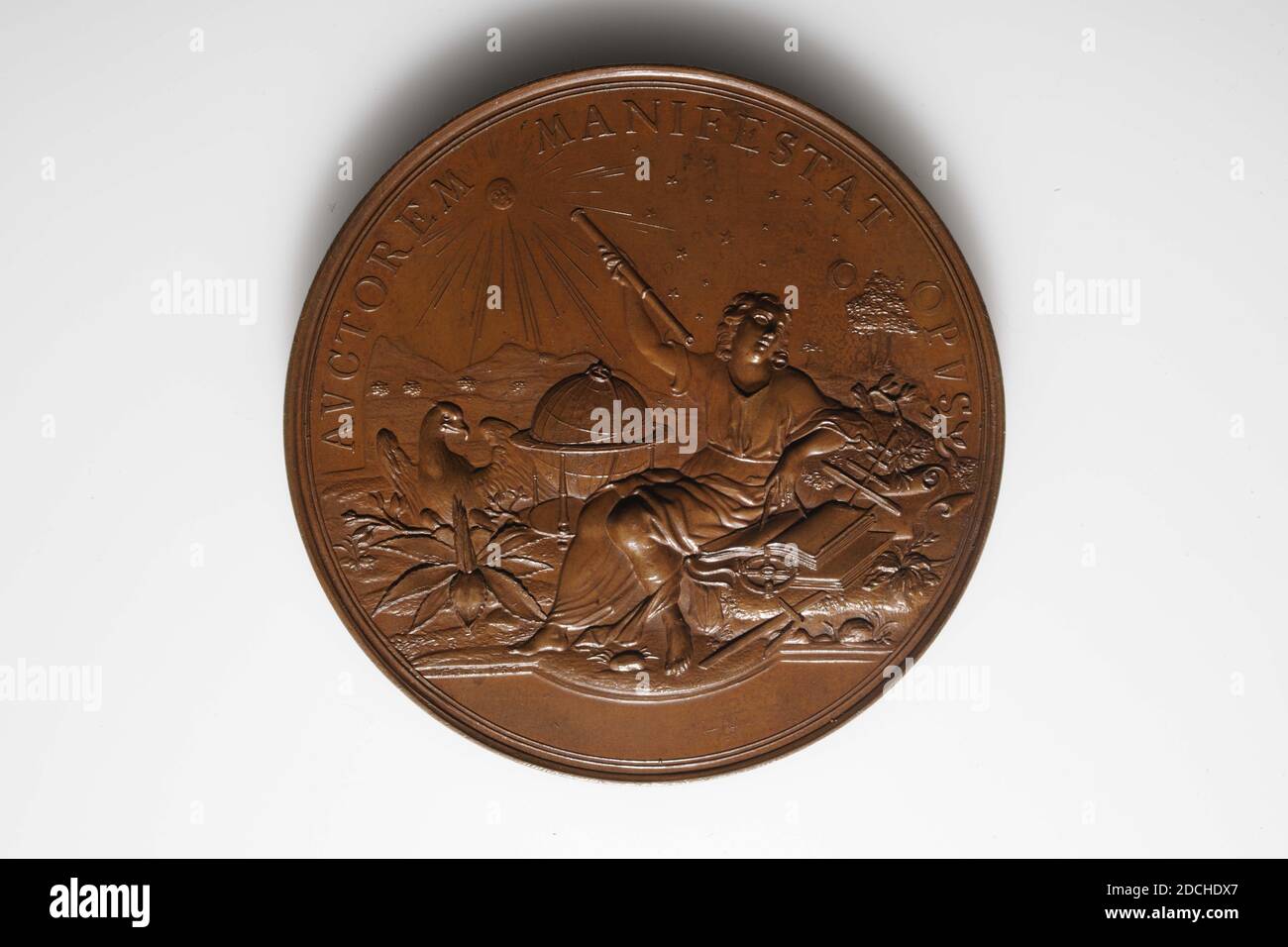 Médaille du prix, Johan George Holtzhey, 1756, minté, général: 6.7 x 0.3cm (67 x 3mm), poids: 102.5g, étoile, oiseau, soleil, paysage, femme, arbre, médaille d'argent de 1756 de l'héritage Stolpian établi en 1753. Sur le front un paysage avec des sommets de montagne en arrière-plan, un soleil radieux et des étoiles et en premier plan un jeune homme en robes grecques au milieu des livres, des instruments, un globe céleste et un aigle. Il a un regard d'étoiles dans la main droite et une paire de boussoles dans la gauche. Haut de la circulaire: AUCTOREM MANIFESTAT OPUS. Sous la représentation, il reste un espace vide pour le nom du gagnant du prix Banque D'Images