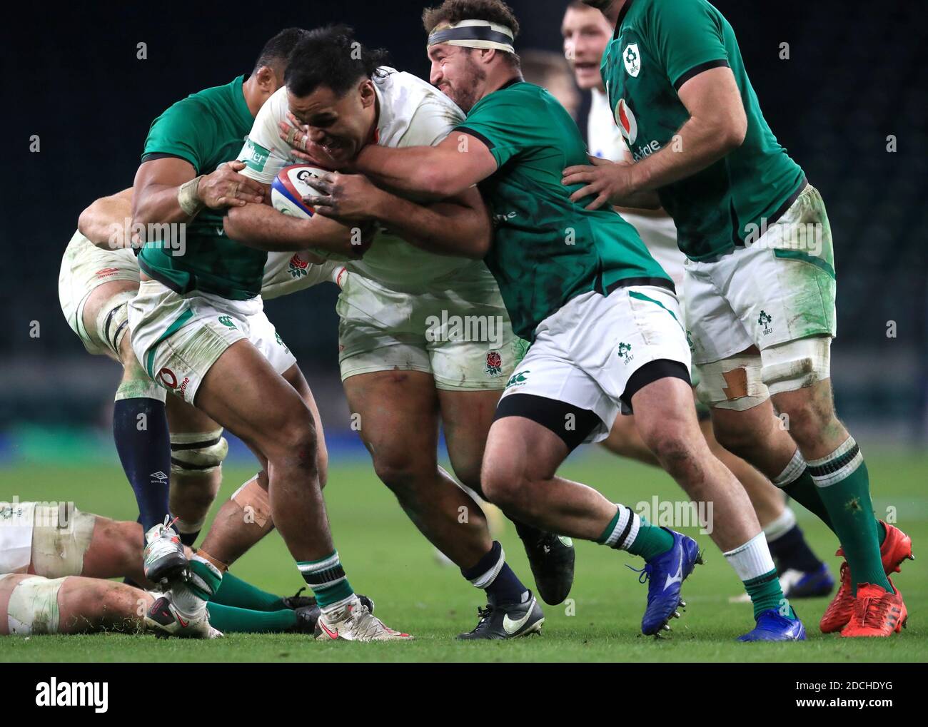 Billy Vunipola (au centre), en Angleterre, est attaqué lors du match de la coupe des nations de l'automne au stade de Twickenham, à Londres. Banque D'Images