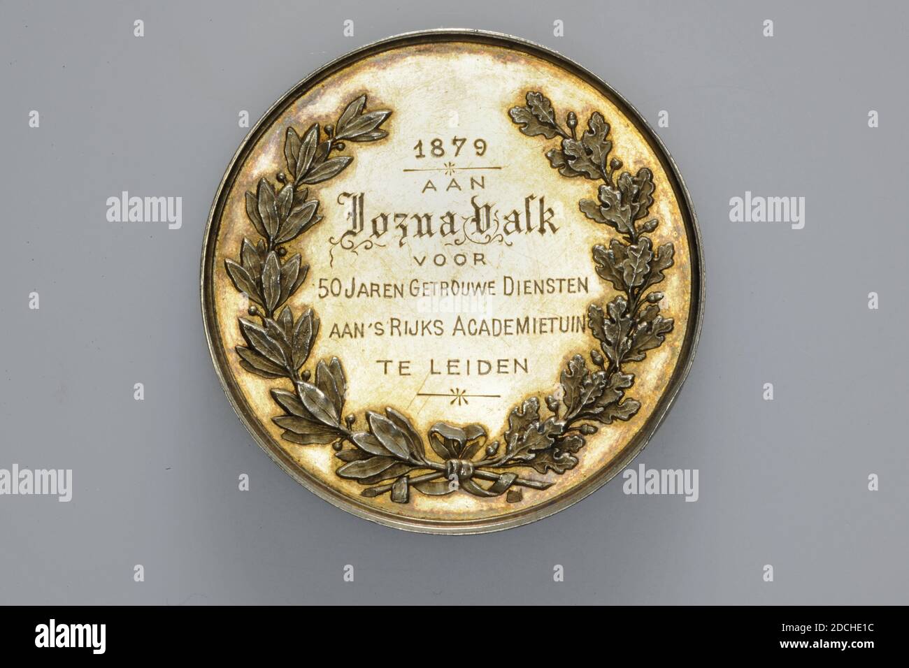 Médaille du prix, François Ignace Baetes, 1870, général: 4.1 x 0.3cm (41 x 3mm), poids: 26.6g, médaille d'argent dorée de la Société néerlandaise d'horticulture et de botanique décernée en 1879 à J. Valk. Sur l'arrière-fond, les armoiries néerlandaises centrales sont dépeintes en relief, y compris les lions et le bandérole avec je MAINTIENDRAI, dans une couronne de fleurs et de fruits. Autour de lui la circulaire: SOCIÉTÉ HOLLANDAISE POUR L'HORTICULTURE ET LA PLANTE. Sous les armoiries de droite en très petit script le fabricant: F. BAETES. Au dos se trouve une couronne composée d'un Laurier lacé et d'une branche de chêne. Les sept lignes Banque D'Images