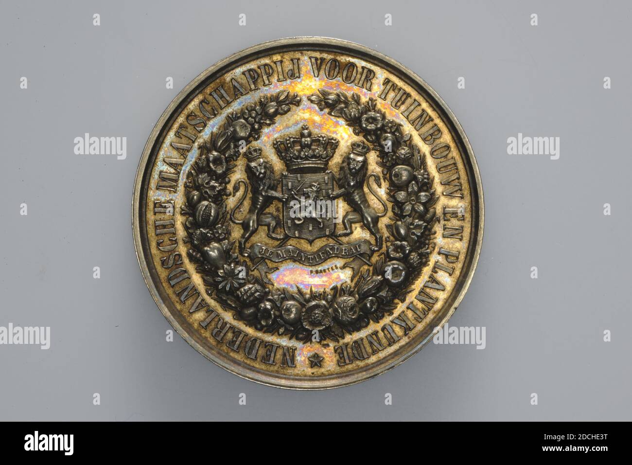 Médaille du prix, François Ignace Baetes, 1870, général: 4.1 x 0.3cm (41 x 3mm), poids: 26.6g, médaille d'argent dorée de la Société néerlandaise d'horticulture et de botanique décernée en 1879 à J. Valk. Sur l'arrière-fond, les armoiries néerlandaises centrales sont dépeintes en relief, y compris les lions et le bandérole avec je MAINTIENDRAI, dans une couronne de fleurs et de fruits. Autour de lui la circulaire: SOCIÉTÉ HOLLANDAISE POUR L'HORTICULTURE ET LA PLANTE. Sous les armoiries de droite en très petit script le fabricant: F. BAETES. Au dos se trouve une couronne composée d'un Laurier lacé et d'une branche de chêne. Les sept lignes Banque D'Images