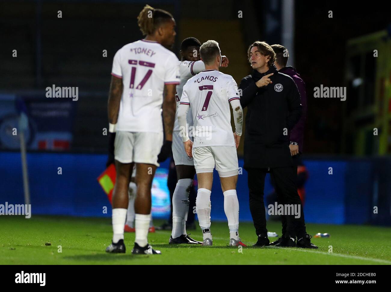 Thomas Frank, directeur de Brentford (à droite), parle avec Sergi Canos lors du match du championnat Sky Bet à Adams Park, Wycombe. Banque D'Images