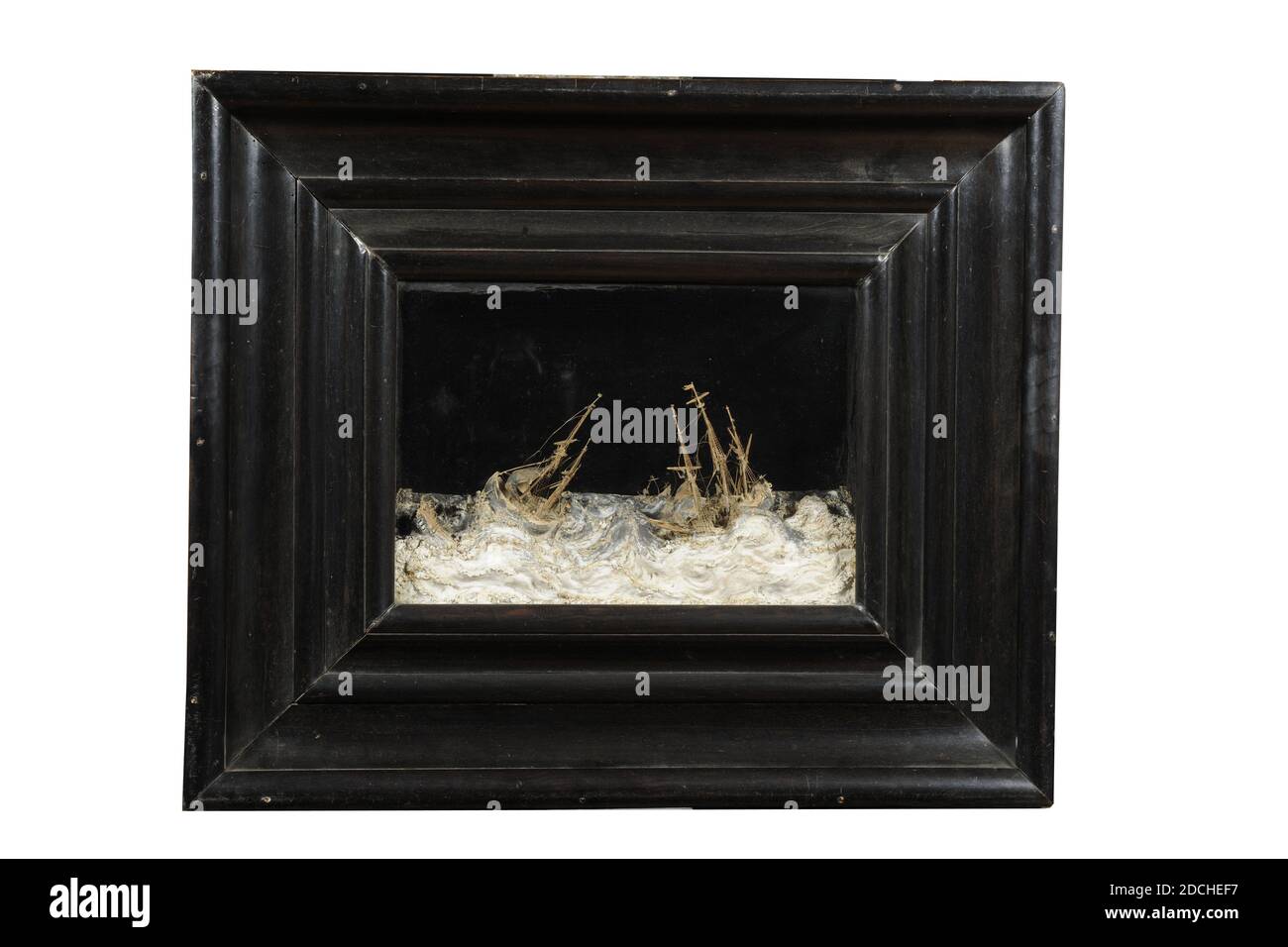 Bavelaar, Wilhelmina Sophia le Poole, entre 1767-1829, verre, bois, papier, coupé, général: 48.5 x 57.8 x 10,4cm (485 x 578 x 104mm), tempête, navire, Bavelaar représentant des navires dans une tempête. Les navires sont coupés en vagues de papier maché. La performance est dans un cadre en bois peint en noir avec un bord large. L'armoire de l'exposition dépasse à l'arrière. Sur le dos à gauche au-dessus d'une étiquette avec le texte: Cette scène de papier machatéis fabriqué par tante Wim. Wilhelmina Sophia le Poole. B. 28 novembre 1767 d. 18, 1829 et 1934 juillet Banque D'Images