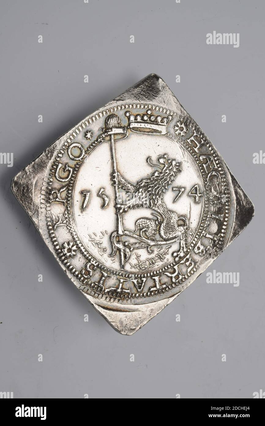 Anonyme, 1574 ou plus tard, minted, général: 3.3 x 3.3 x 0.2cm, 33 x 33 x 2mm, poids: 19,3g, découpe carrée en argent d'une pièce de papier de 20 cents minée pendant le siège de Leiden . Sur l'arrière-fond se trouve un lion debout, à gauche sur un sol avec une lance avec un chapeau de liberté dans les griffes, entre l'an 1574. Au-dessus du lion se trouve une couronne. À l'avant se trouve la circulaire: HAEC LIBERTATIS ERGO. Au dos se trouve le blason de Leiden sur un bouclier ornementé, autour duquel sont les lettres: N O V L S G I P A C NUMMUS OBSESSAE VRBIS LUGduni, SUB GUBERATIONE ILLUSTRISSIMI PRINCIPIS AURAISI USUS, avec le Banque D'Images