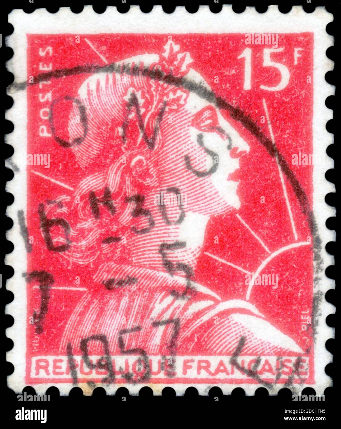 Saint-Pétersbourg, Russie - 27 septembre 2020 : timbre imprimé en France avec l'image de la Marianne de Muller, vers 1955 Banque D'Images