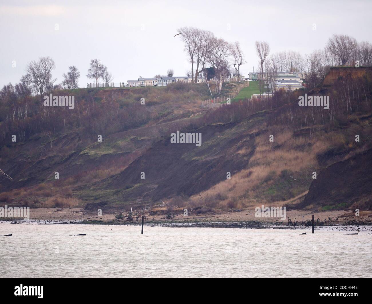 Minster on Sea, Kent, Royaume-Uni. 21 novembre 2020. Les membres du conseil de Swale ont voté en principe pour faire pression sur le gouvernement pour qu'il renverse sa politique de non-intervention sur les falaises de Shepey après qu'une maison ait dépassé le bord de l'église au début de l'année. Photo: Vue générale des falaises de Minster on Sea, Kent. Crédit : James Bell/Alay Live News Banque D'Images