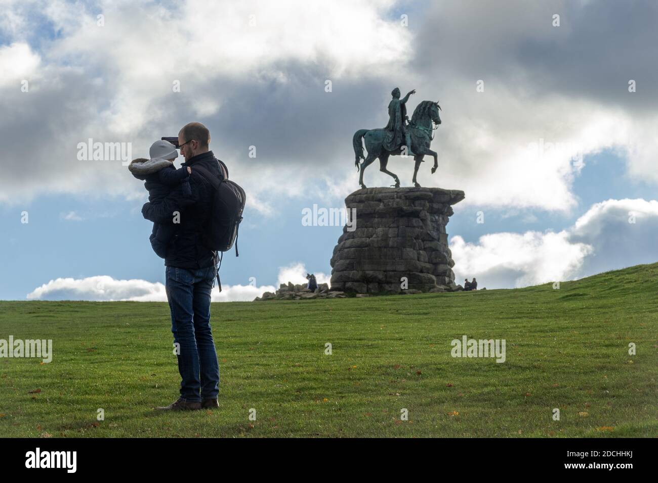 Père et bébé prenant des photos de selfie à la statue du Copper Horse de George III, marquant une extrémité de la longue promenade dans le Grand parc de Windsor, Berkshire, Royaume-Uni Banque D'Images