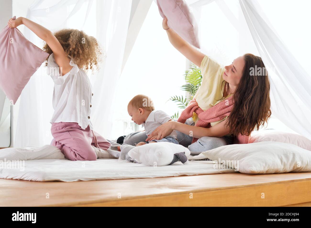Un pyjama pour toute la famille vous réveille tôt le matin. Un oreiller  dans une maison confortable Photo Stock - Alamy