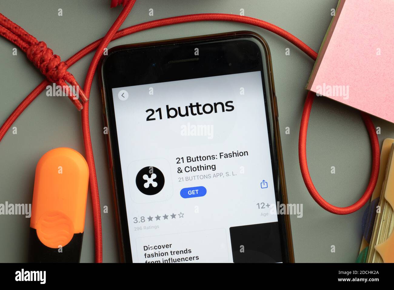 New York, États-Unis - 7 novembre 2020 : 21 boutons Fashion vêtements App Store logo sur l'écran du téléphone, illustratif Editorial. Banque D'Images