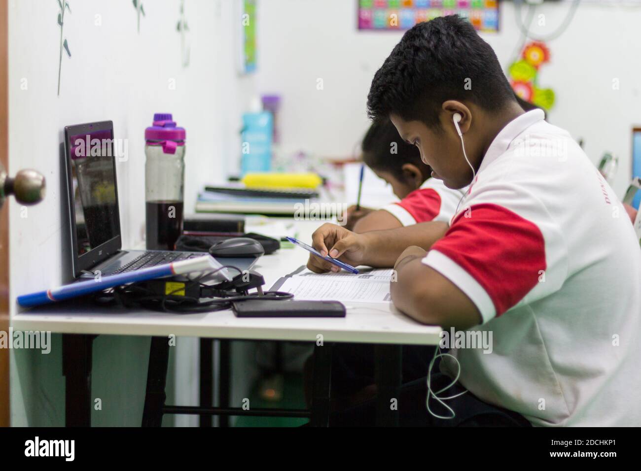 Les enfants de l'école pendant leurs études. Banque D'Images