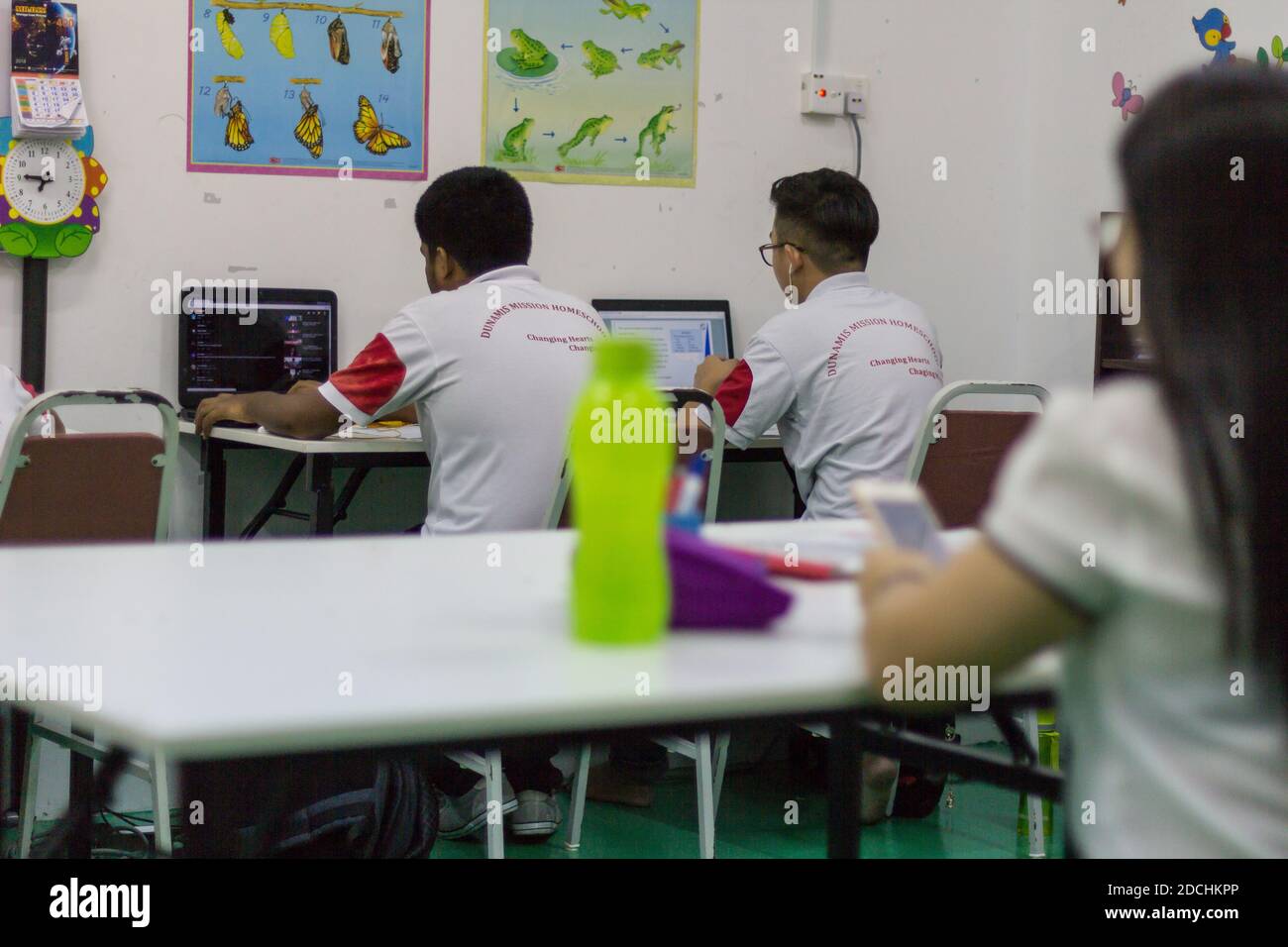 Les étudiants qui font leur apprentissage en ligne. Banque D'Images