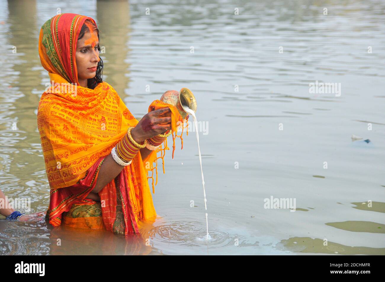 Les dévotés de la Communauté Horizon observent les rituels du Chhath Puja ou du Surjjo Puja sur la rive de la rivière Surma de Sylhet, au Bangladesh. Banque D'Images