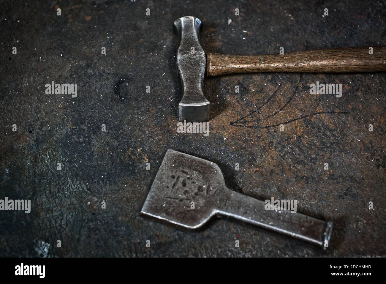 Outils dans l'ancien atelier de garage. Banque D'Images