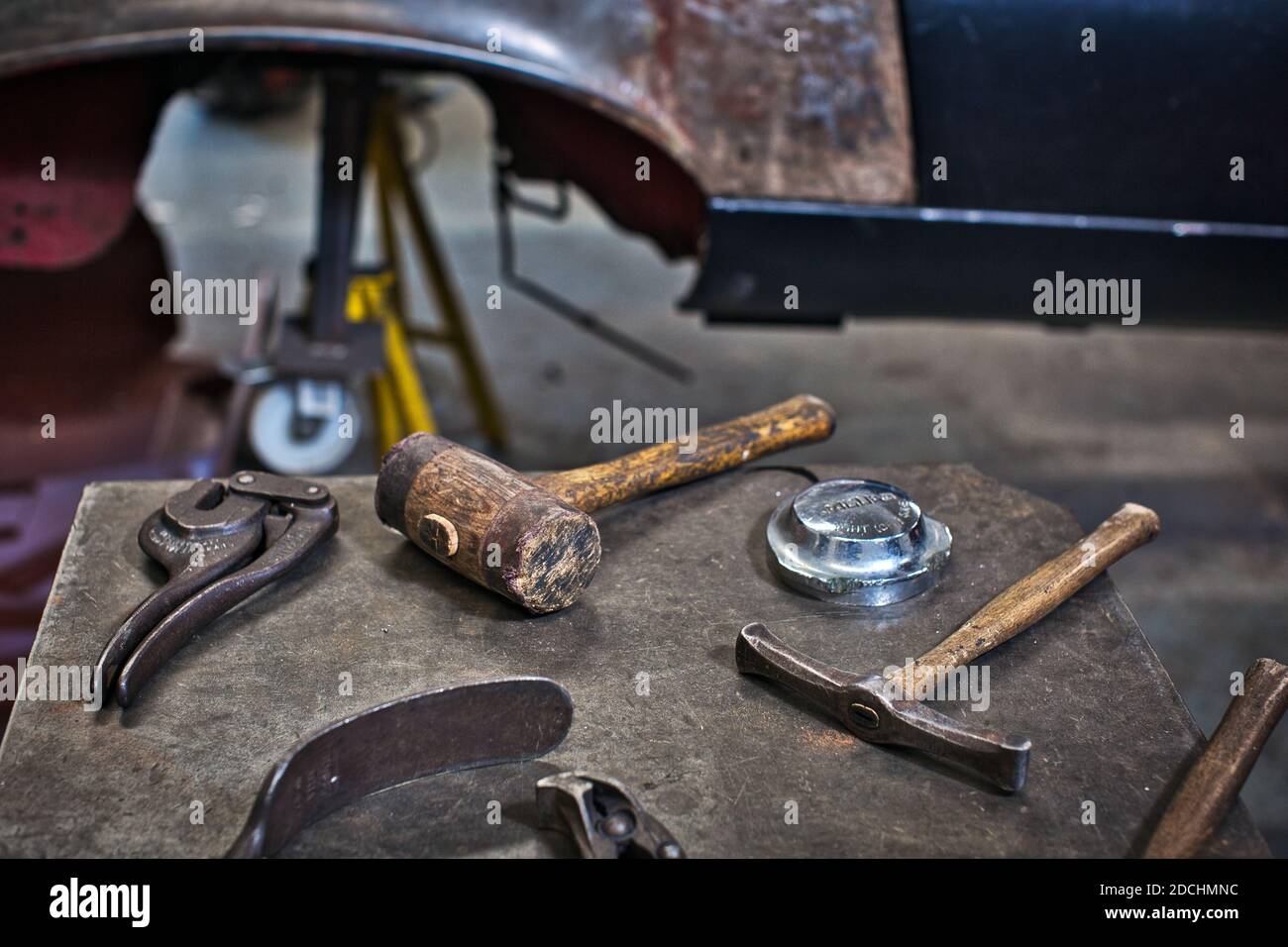 Outils de travail sur la table à l'atelier de garage. Banque D'Images