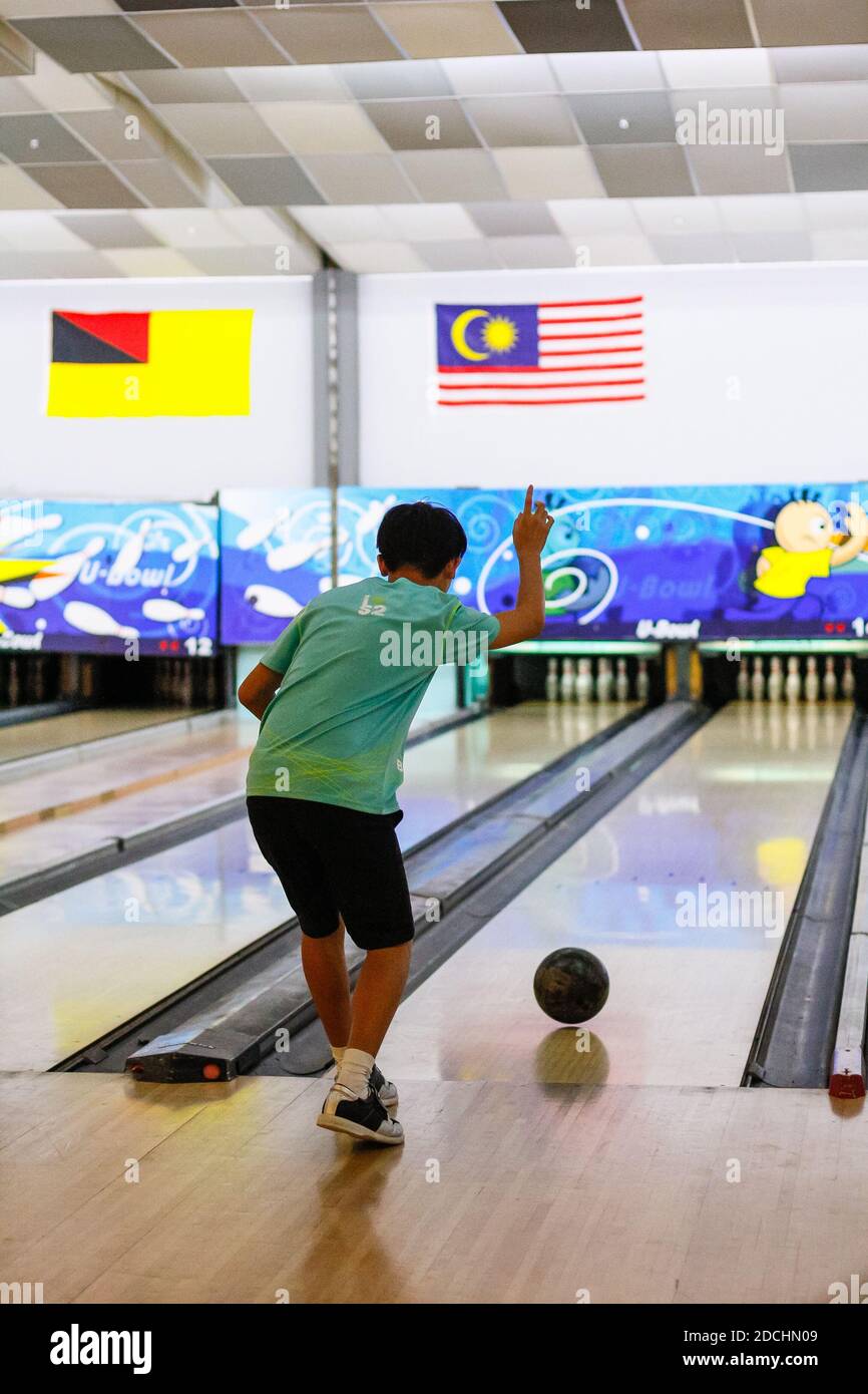 Activité scolaire jouer au bowling. Banque D'Images