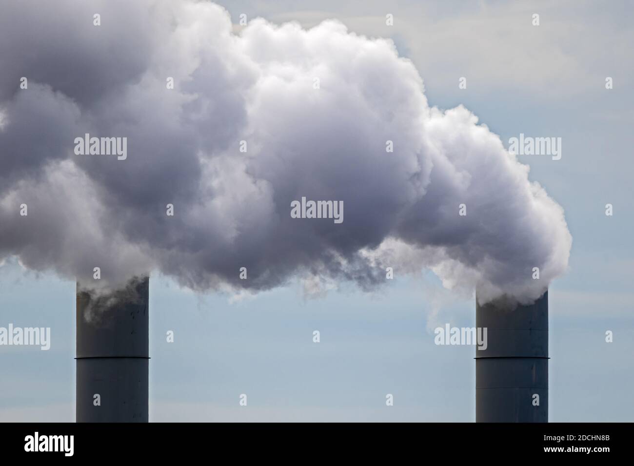 Pollution de l'air par les cheminées d'une centrale électrique Banque D'Images