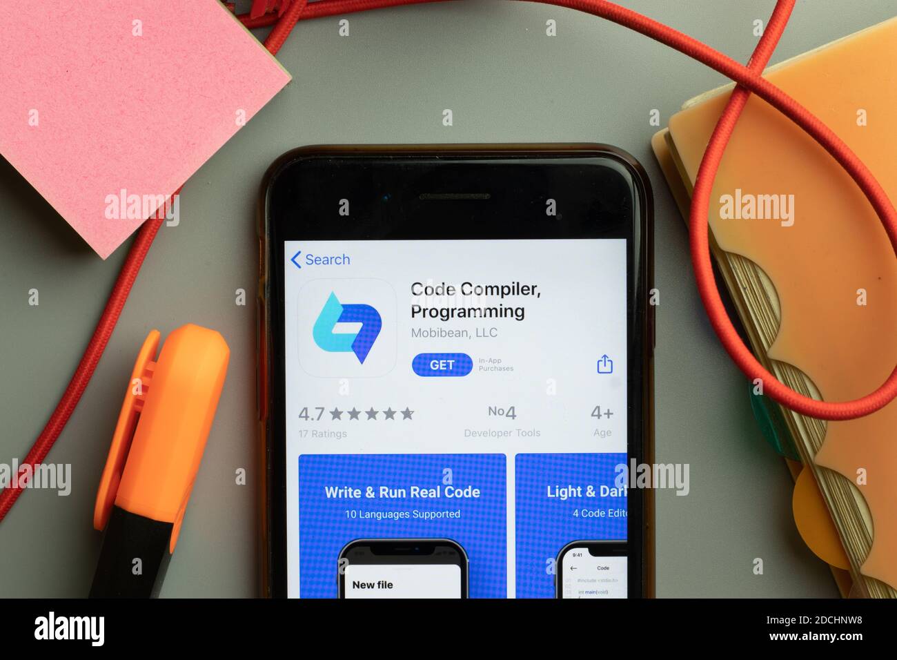 New York, États-Unis - 7 novembre 2020 : Code Compiler Programming App Store logo on phone screen, illustrative Editorial. Banque D'Images