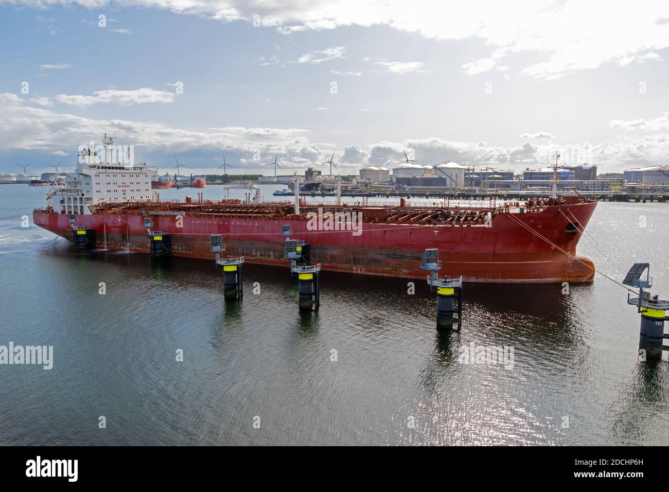 Un pétrolier amarré à un terminal pétrolier dans le port de Rotterdam. Banque D'Images