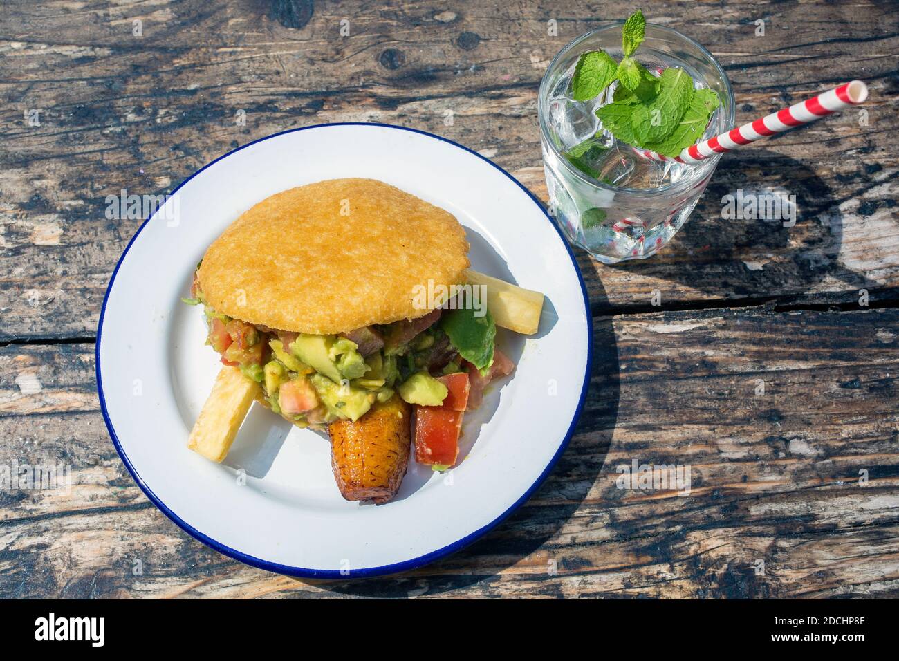 Grande-Bretagne / Angleterre / Londres / distributeur vénézuélien de nourriture de rue Petaare blanc leur signature Arepa à Brixton Pop Banque D'Images