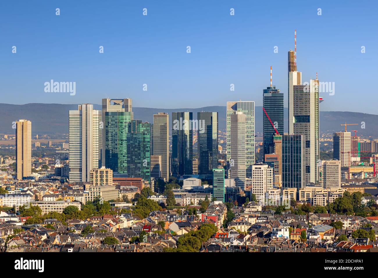 Matin d'été vue sur le centre de la ville de Francfort skyline, le centre financier de l'Allemagne. Banque D'Images