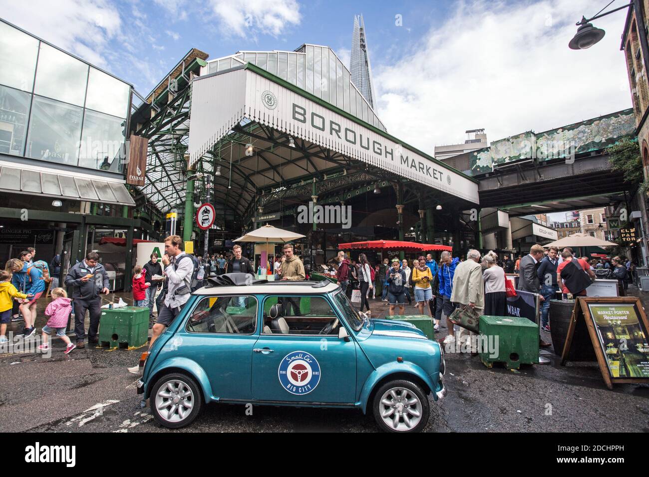 Grande-Bretagne / Angleterre / Londres / Mini voiture garée dans la rue à côté de Borough Market. Banque D'Images