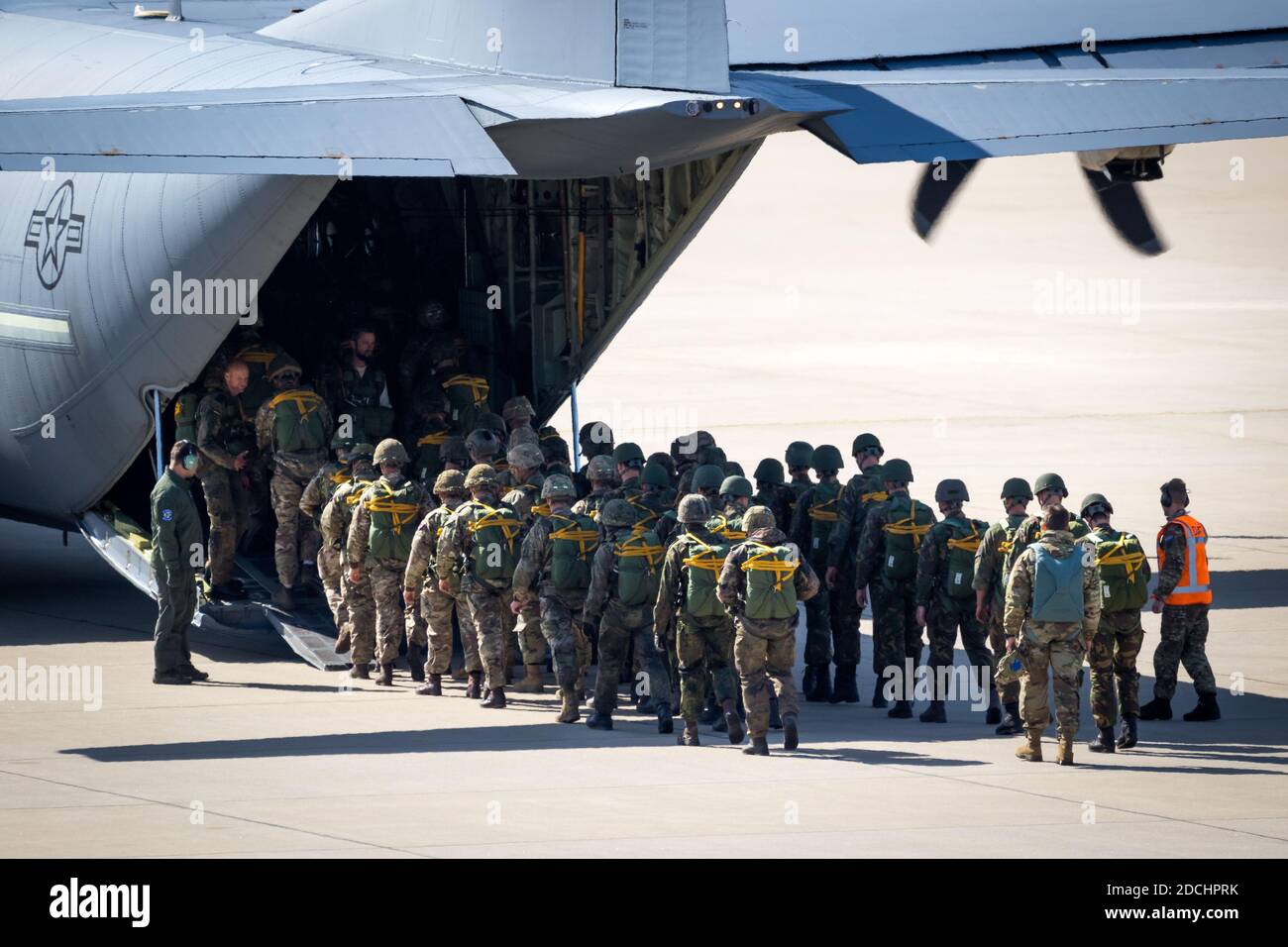 Parachutistes entrant dans un avion de transport Hercules C-130 de la US Air Force sur la base aérienne d'Eindhoven. Pays-Bas - 20 septembre 2019 Banque D'Images