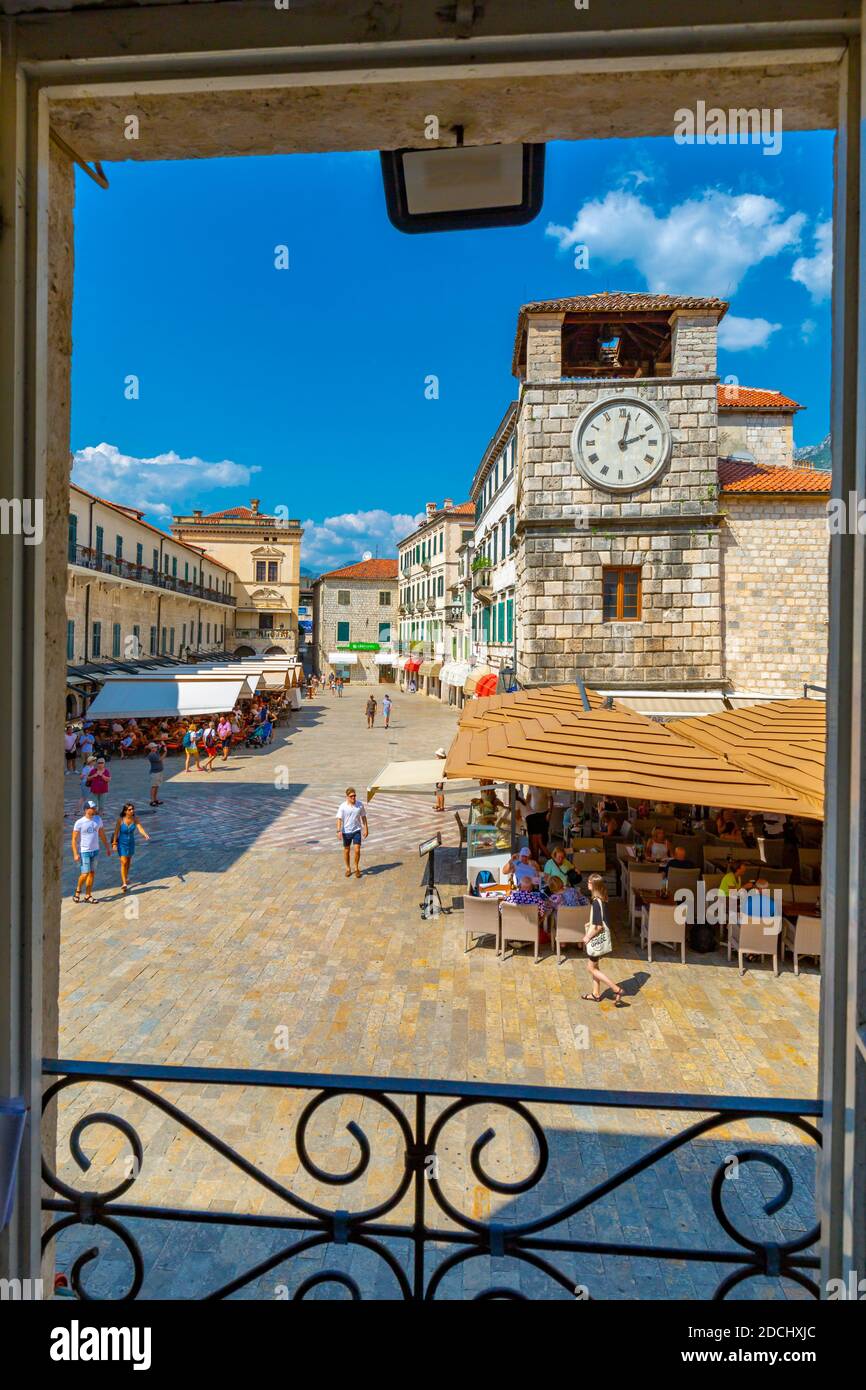 Vue sur la vieille tour de l'horloge de la vieille ville de Kotor, site classé au Patrimoine Mondial de l'UNESCO, Kotor, Monténégro, Europe Banque D'Images