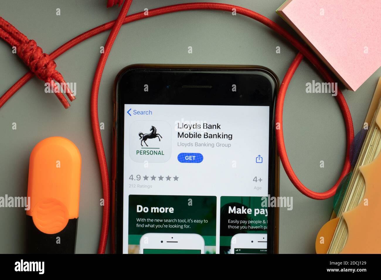 New York, États-Unis - 7 novembre 2020 : logo de la banque d'applications mobiles Lloyds Bank sur l'écran du téléphone, Editorial. Banque D'Images