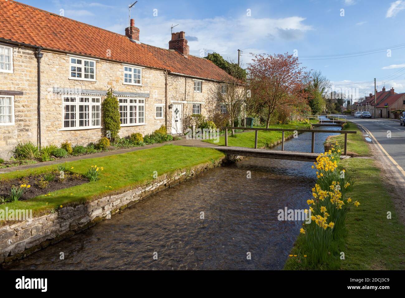 Cottages traditionnels en pierre à côté de Thornton Beck, Thornton-le-Dale, North Yorkshire Banque D'Images