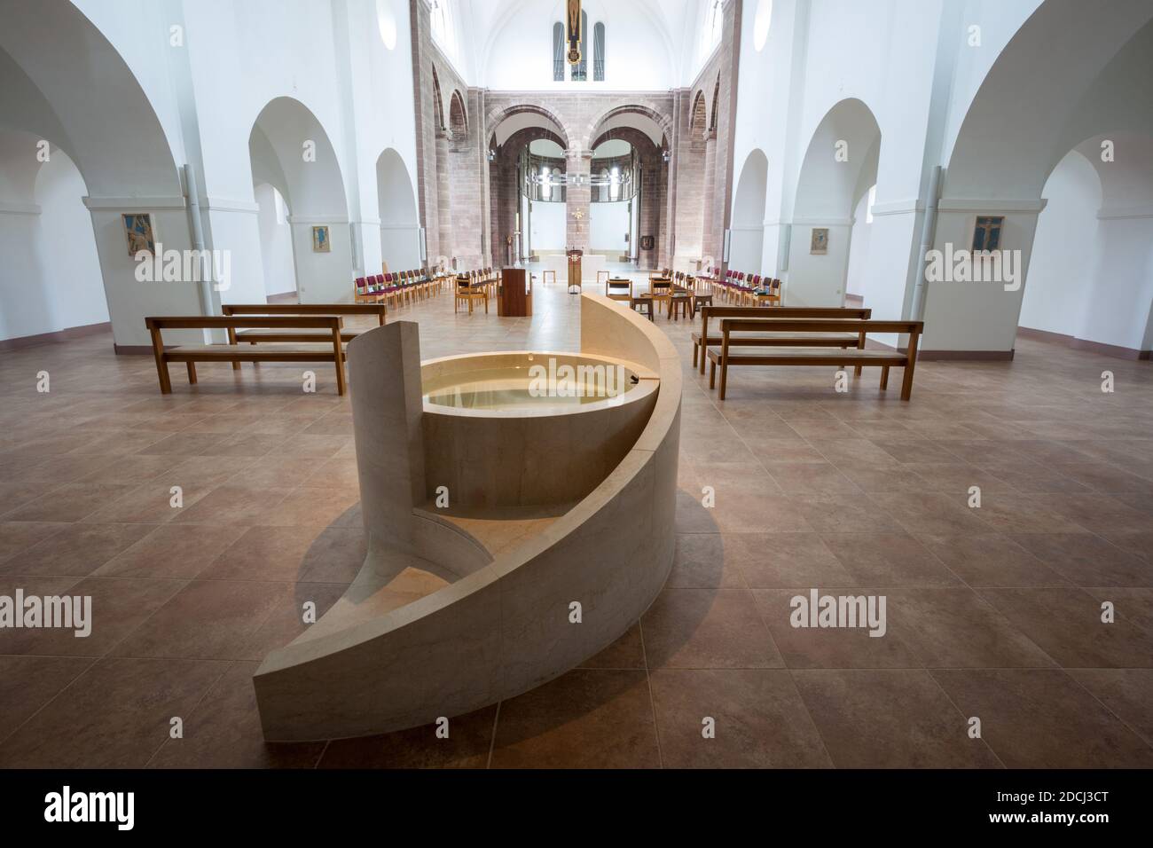 Vue intérieure de la police et de la nef de l'église du Collège de la Résurrection à Mirfield, West Yorkshire Banque D'Images