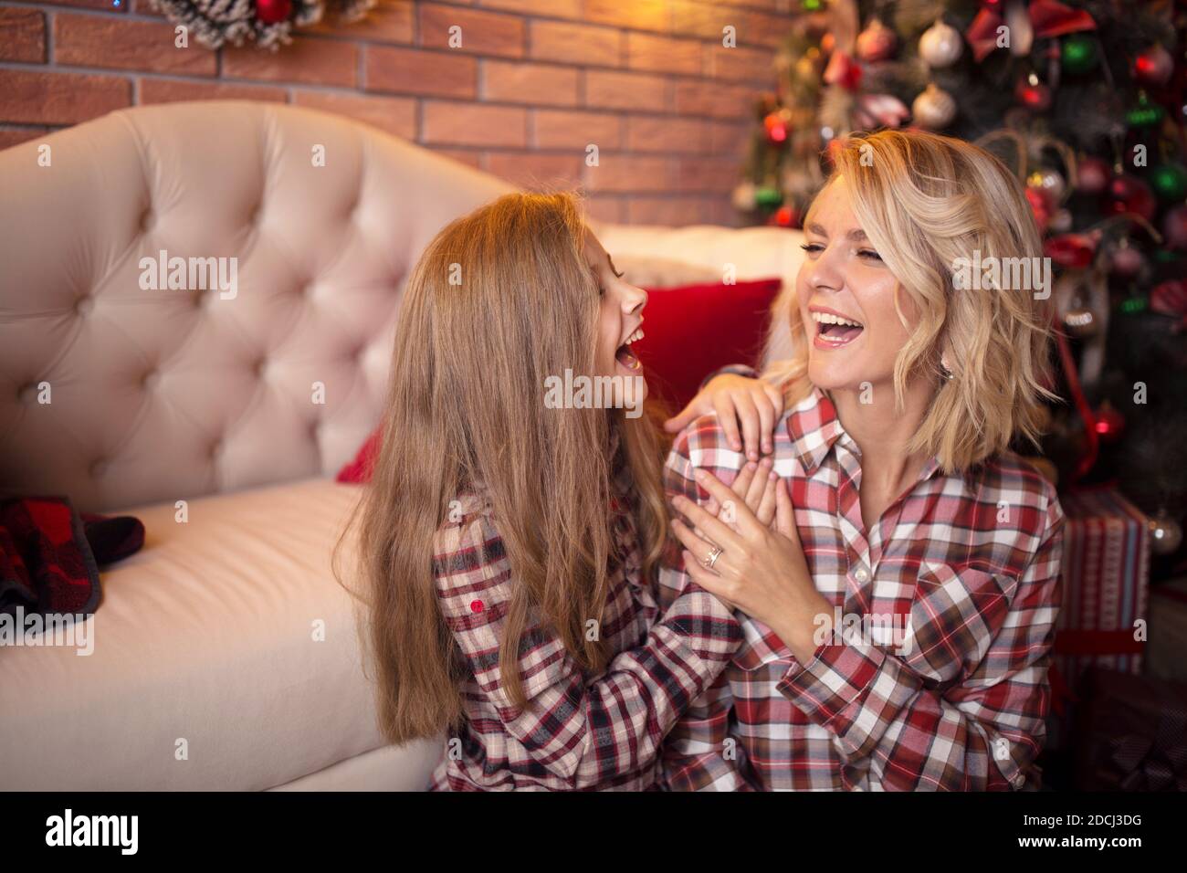 Bonne mère et fille près d'un arbre de Noël amusant rire. Photo de studio. Banque D'Images