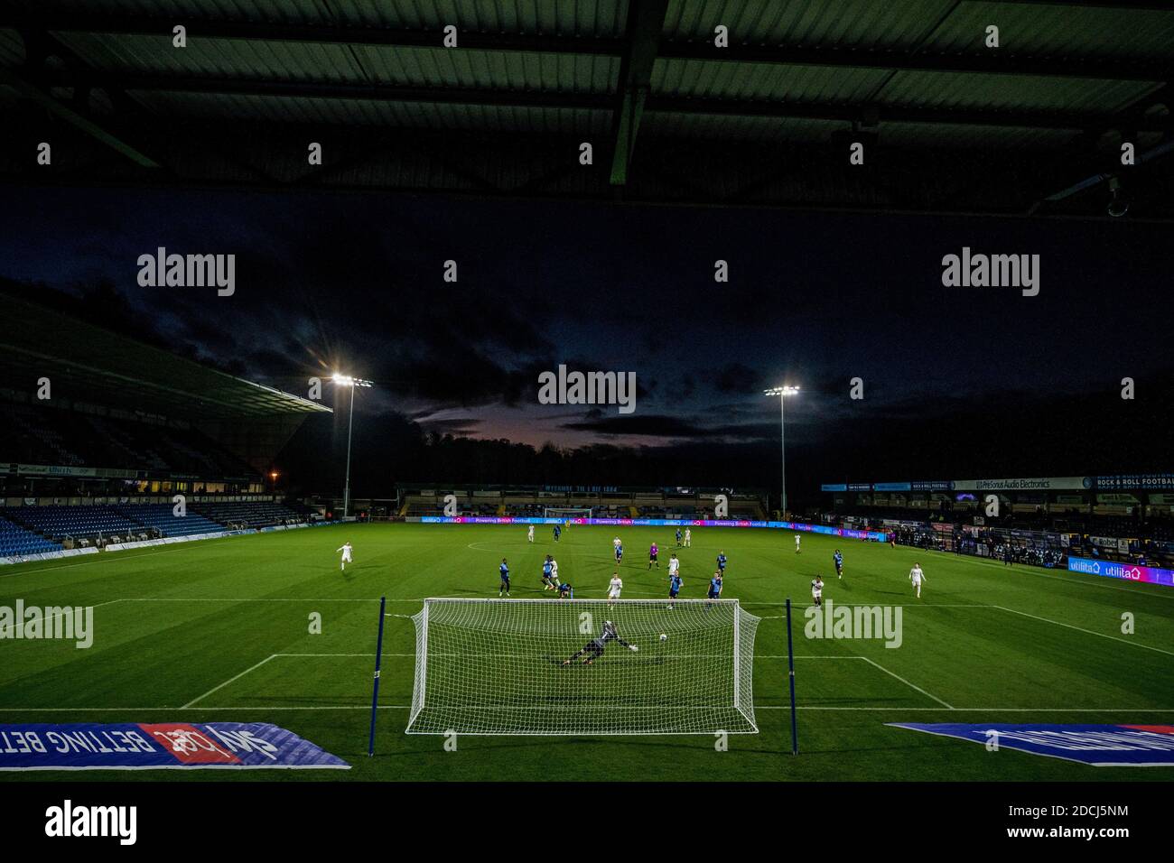 Wycombe, Buckinghamshire, Royaume-Uni. 21 novembre 2020. ; Adams Park Stadium, Wycombe, Buckinghamshire, Angleterre; championnat de football anglais de la Ligue de football, Wycombe Wanderers versus Brentford; UNE vue générale du stade Adams Park comme le soleil descend crédit: Action plus Sports Images/Alay Live News Banque D'Images