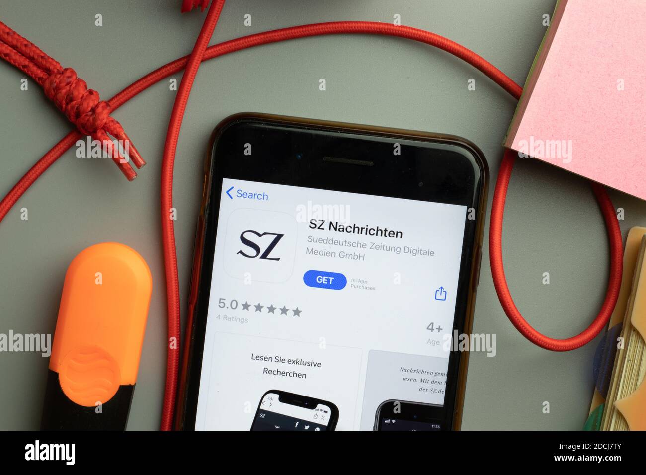 New York, États-Unis - 7 novembre 2020 : SZ Nachrichten application store logo sur écran de téléphone, illustratif Editorial. Banque D'Images