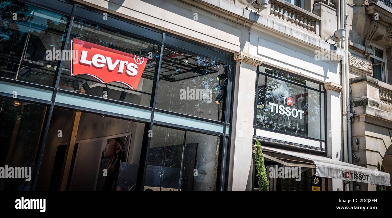 Paris, France - 06 juillet 2018 : gros plan des magasins Levi's et Tissot  sur le célèbre boulevard des champs-Élysées Photo Stock - Alamy