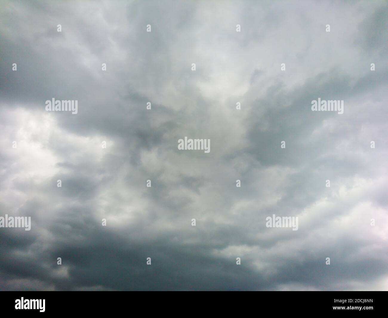 Gris nuageux ciel sombre ciel nuageux, pluie météo nature fond Banque D'Images