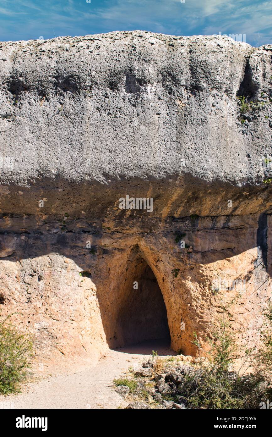 Entrée à la grotte dans un mur rocheux de la Ciudad Encantada de Cuenca Banque D'Images