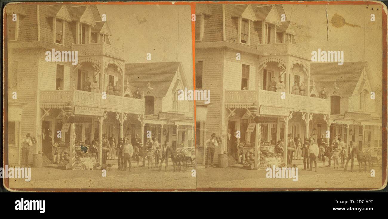 Rassemblement devant un bâtiment commercial., image fixe, stéréographes, 1850 - 1930, Mitchell, J. S. Banque D'Images