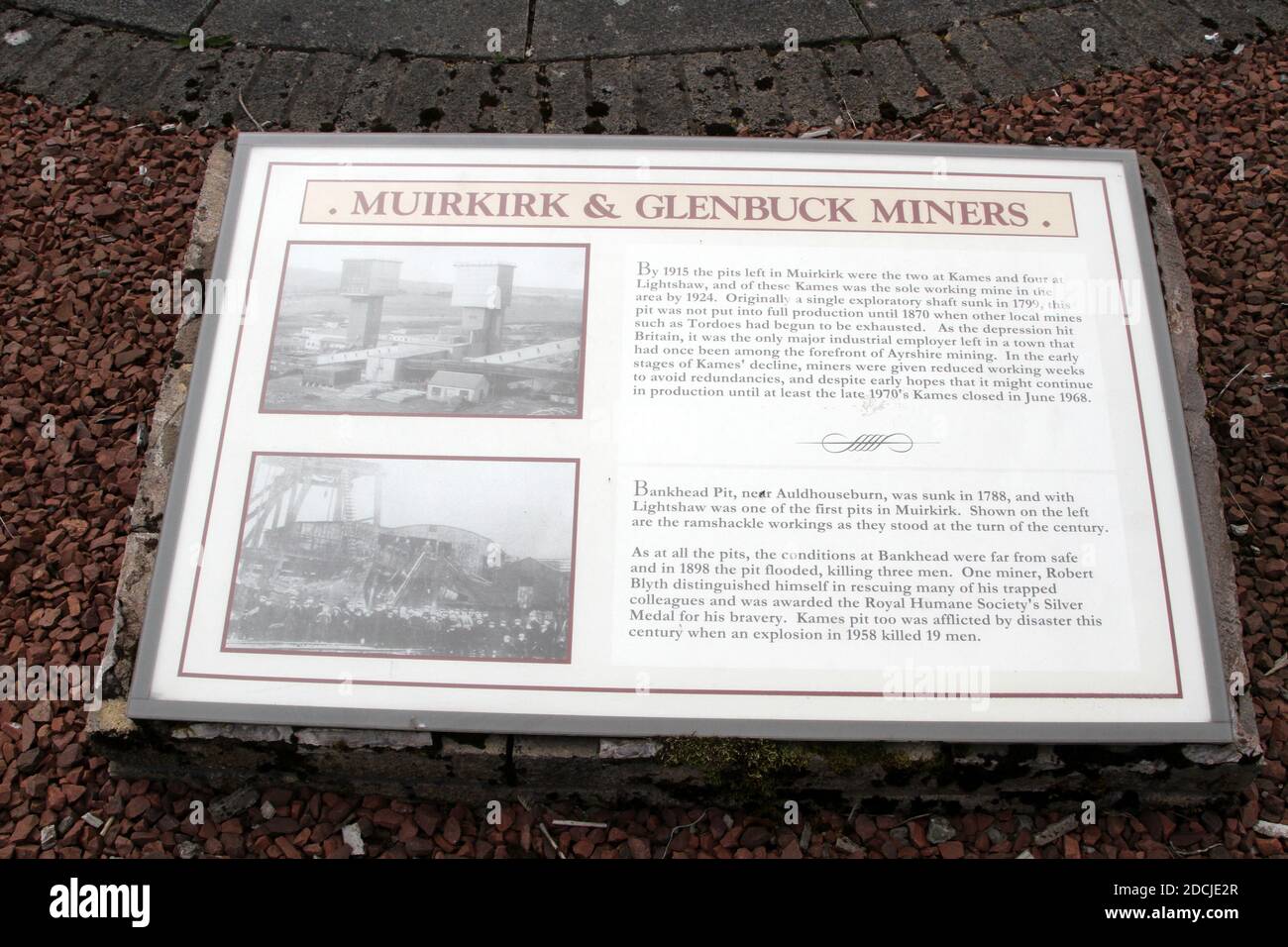Muirkirk Village, East Ayrshire, Écosse, Royaume-Uni . Layby avec les offices de tourisme cairns, totem pole, pont. Tableau d'information sur les mineurs Muirkirk et Glenbuck Banque D'Images