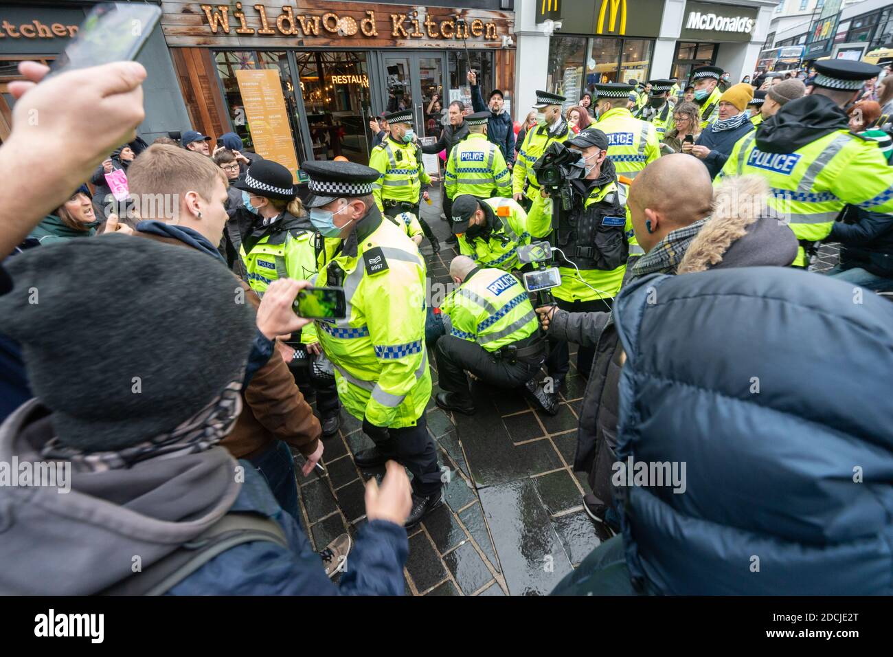 Church St, centre-ville de Liverpool, 21 novembre 2020 : des foules se rassemblent lors d'une manifestation anti-verrouillage. Un homme est arrêté alors que des spectateurs se rassemblent. Police, Royaume-Uni Banque D'Images