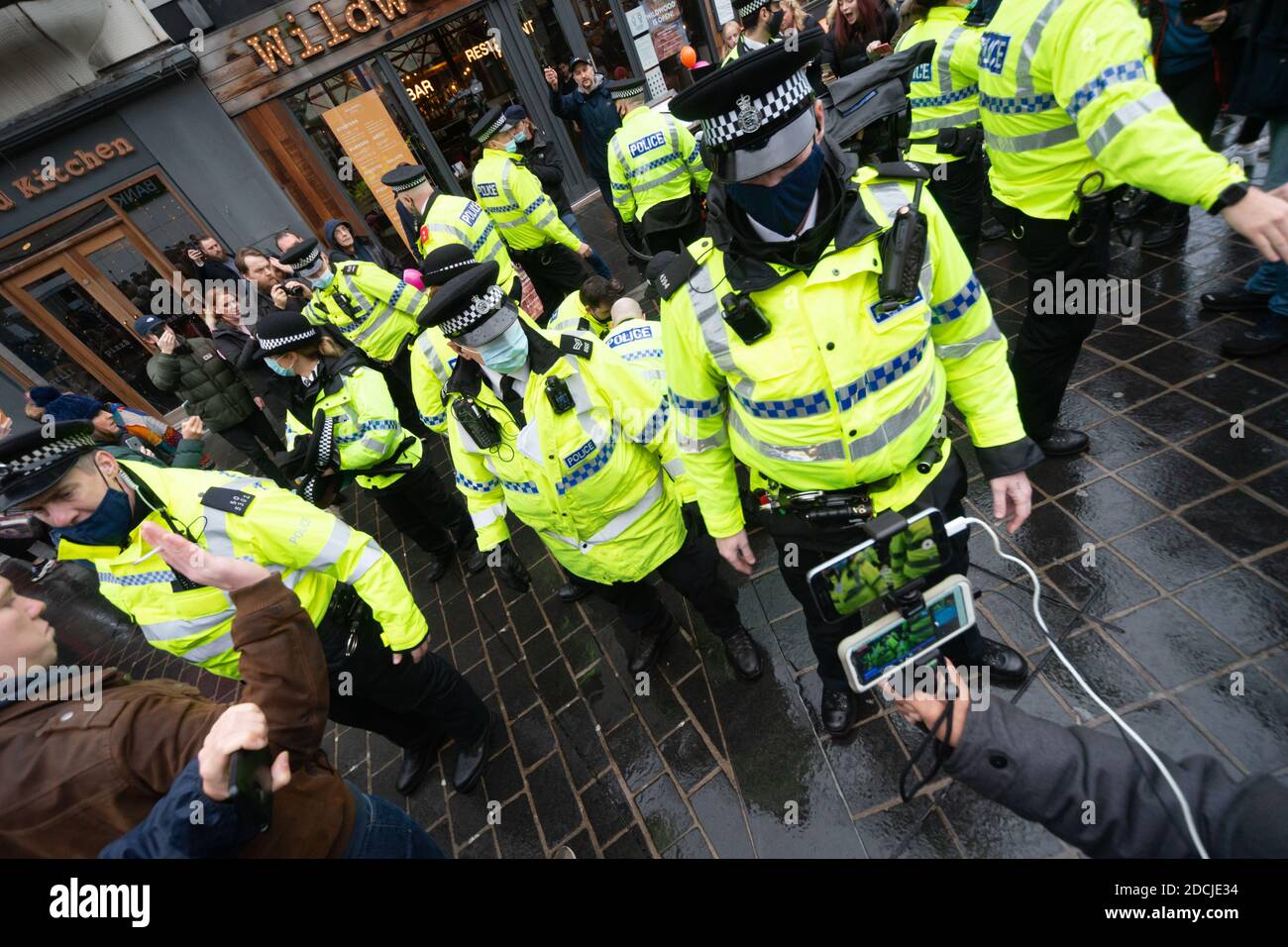 Centre-ville de Liverpool, 21 novembre 2020 : le manifestant est traîné au sol par la police à mesure que les tensions augmentent lors d'une marche anti-verrouillage. Banque D'Images
