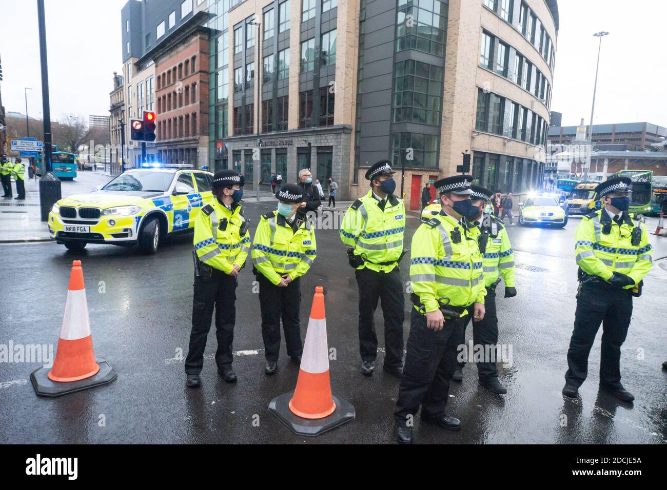 Victoria St, Liverpool, 21 novembre 2020 : des policiers se tiennent à l'intersection avec Crosarth St pendant une marche de protestation contre le confinement Banque D'Images