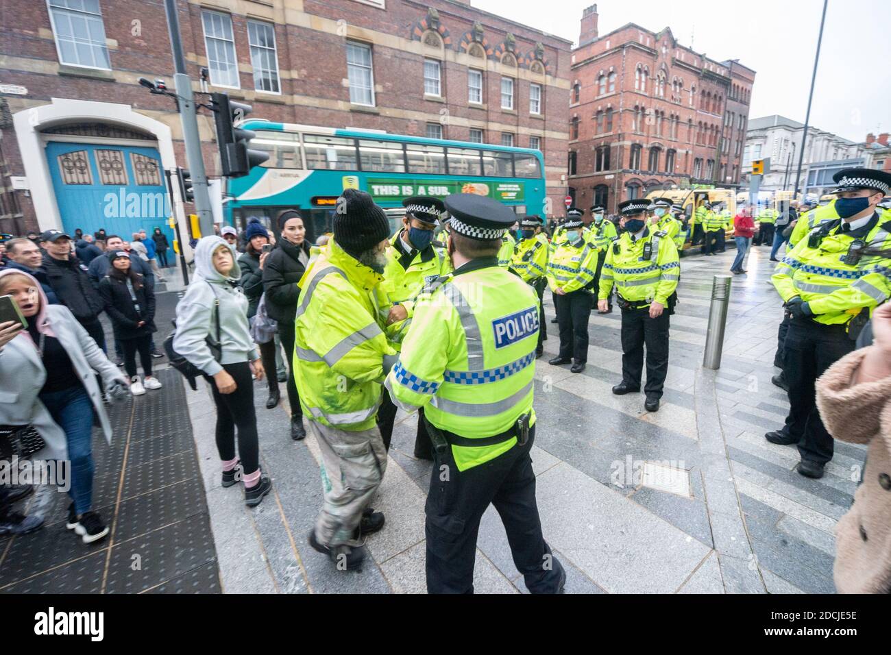 Victoria St, Liverpool, le 21 novembre 2020 : des policiers ont été en détention dans un quartier très tendu lors d'une manifestation anti-verrouillage dans la ville Banque D'Images