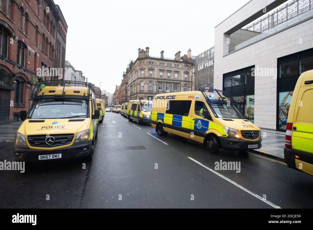 Victoria St, Liverpool, 21 novembre 2020 : forte présence policière lors de manifestations anti-verrouillage avec de nombreux véhicules anti-émeute en présence Banque D'Images