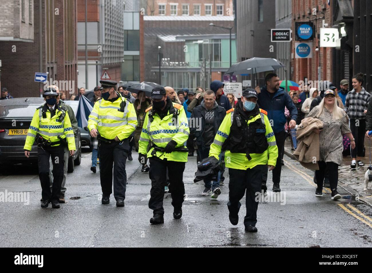 Seel Street, Liverpool, 21 novembre 2020. Les manifestants qui marchent contre les restrictions de confinement en réponse à la COVID19 font leur chemin vers le haut de la rue Banque D'Images