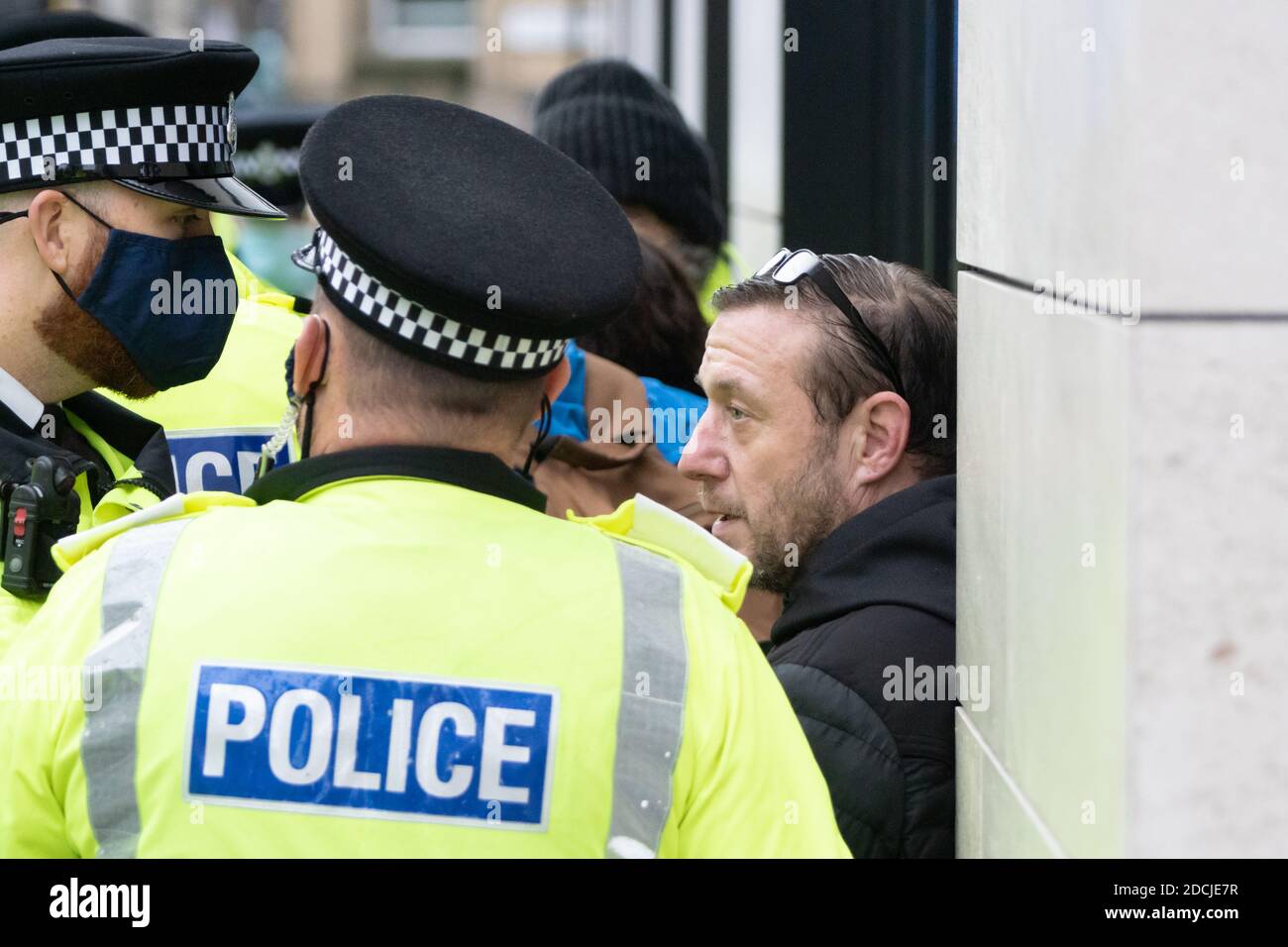 Victoria St, Liverpool, 21 novembre 2020 : un homme est détenu par la police lors d'une manifestation anti-verrouillage Banque D'Images