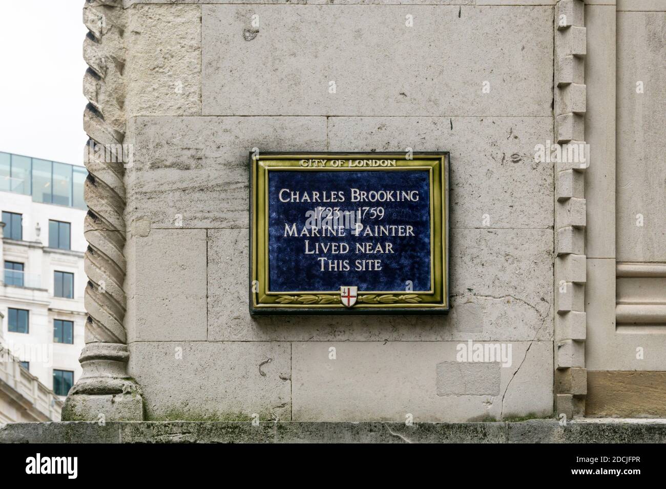 Une plaque bleue près du site de la maison de Charles Brooking peintre marin du XVIIIe siècle, à Tokenhouse Yard, ville de Londres. Banque D'Images